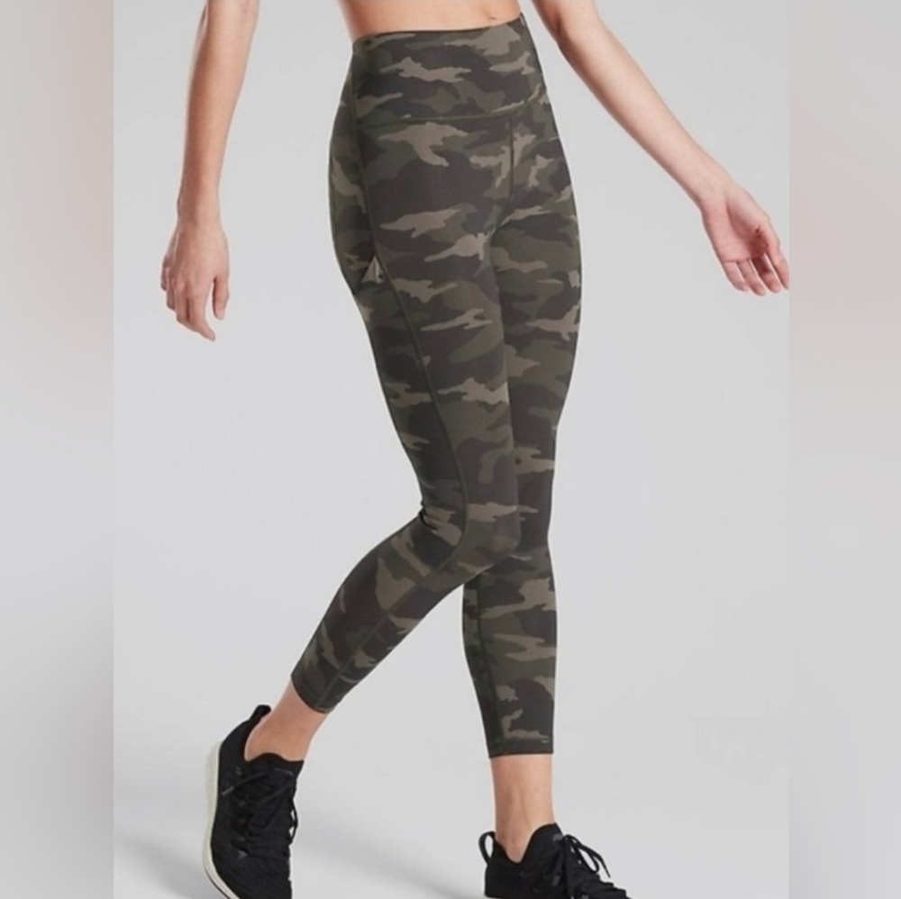 VGUC Athleta Ultimate 7/8 Tight Camo Green Black Small Pocket